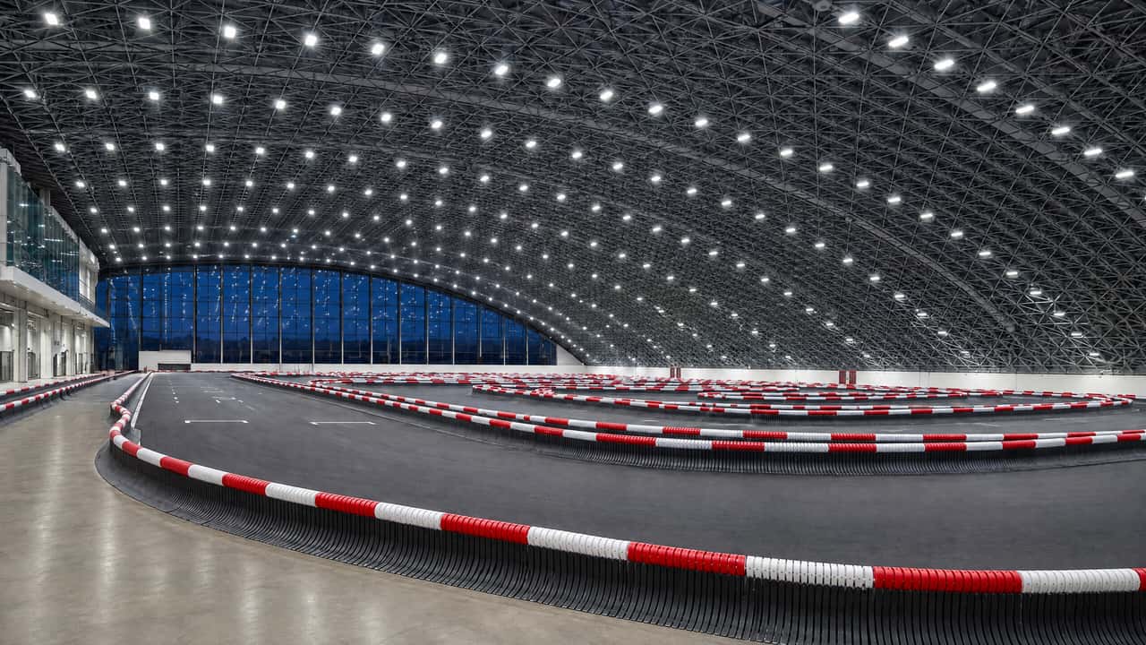 Крытый картинг-трек, светильники в ячеистом потолке