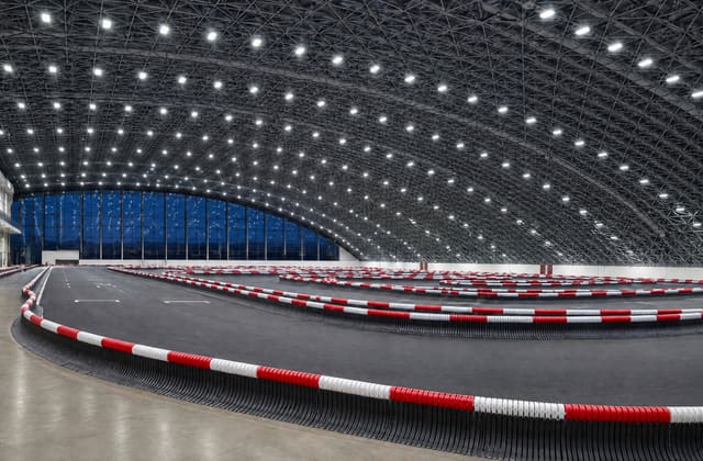 Крытый картинг-трек, светильники в ячеистом потолке
