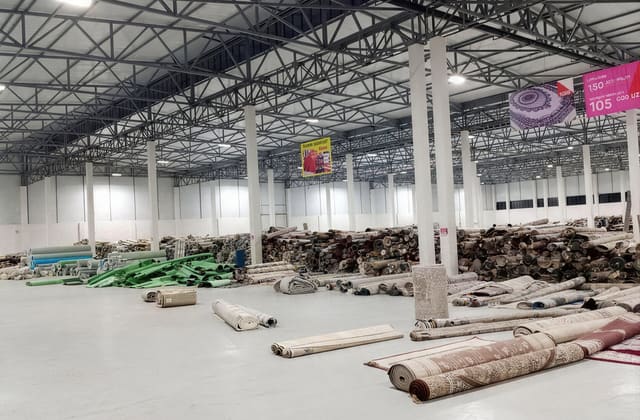 Крытый текстильный базар, светильники под фермами потолка