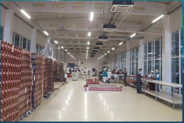 Участок упаковки: стеллажи с коробками готовой продукции